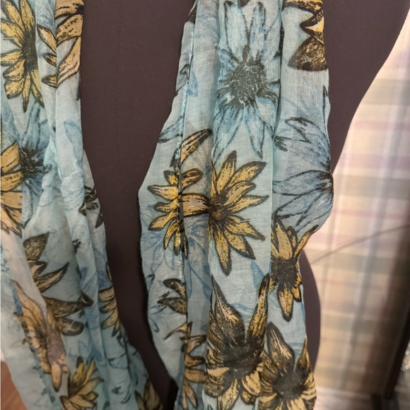 Set of 2 Scarfs. - Picture 8 of 9